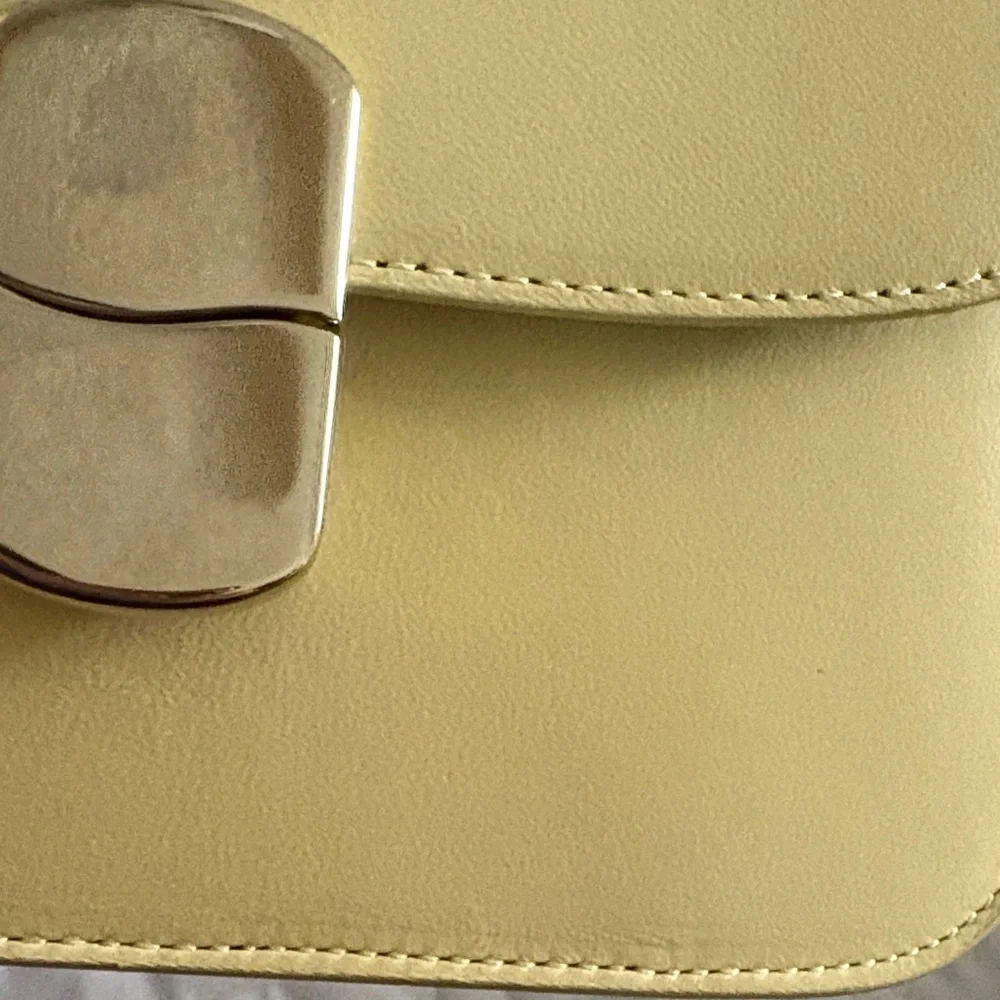 Sezane Butter Yellow Mini Milo - Picture 4 of 11